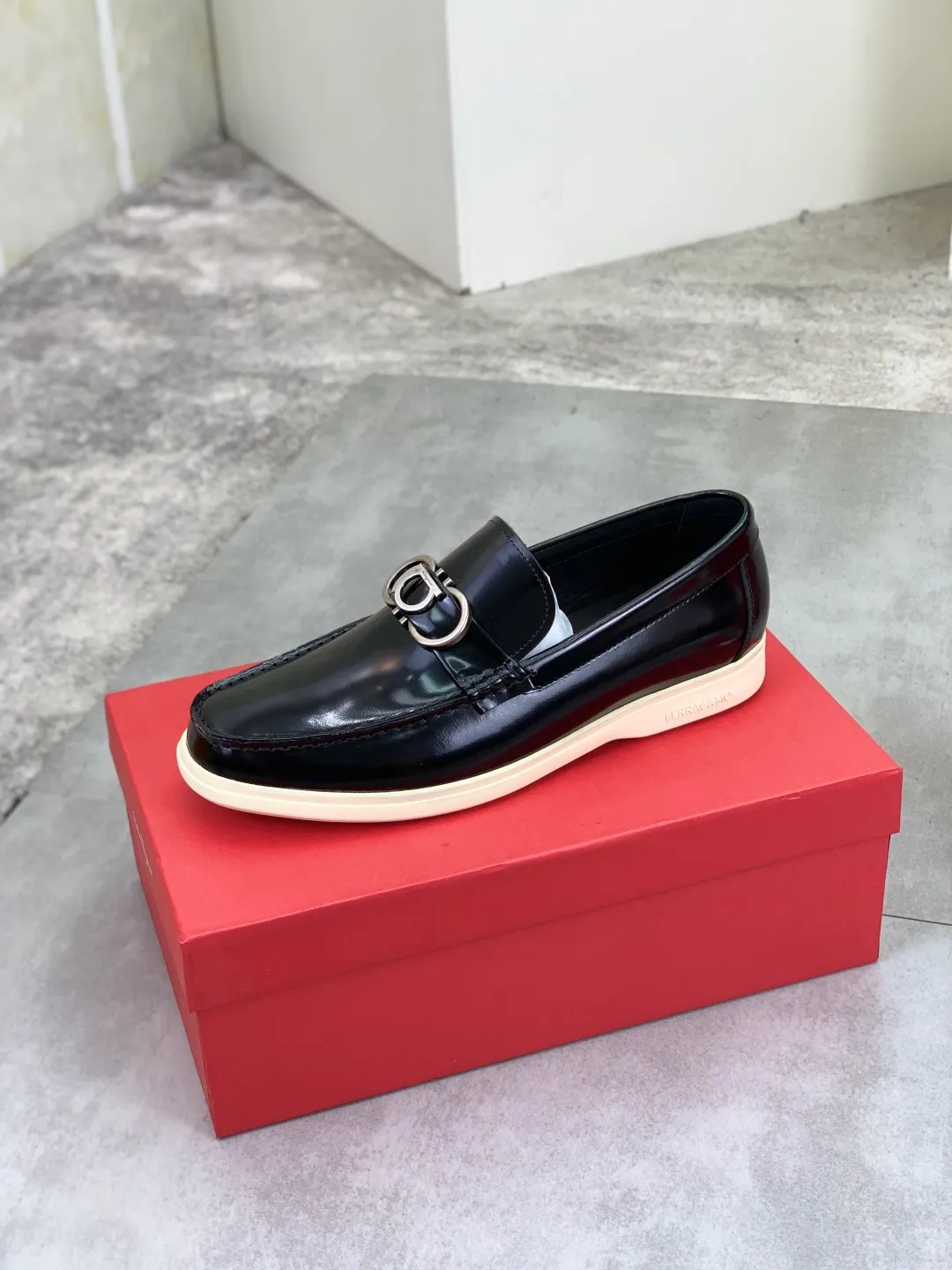 Men's Men's Shoes 💰P580💰[New Style] Water-dyed Niuli 🆘[Salvatore Ferragamo] Ferragamo's latest casual business leather shoes for men! Listed simultaneously! The fabric is made of specially imported original open-edge beaded calfskin, and the interior is made of imported water-dyed cowhide. It is absolutely luxurious and leads the fashion trend. Matching code: 38-44 (45 and 46 can be customized) Black, brown and burgundy colors available